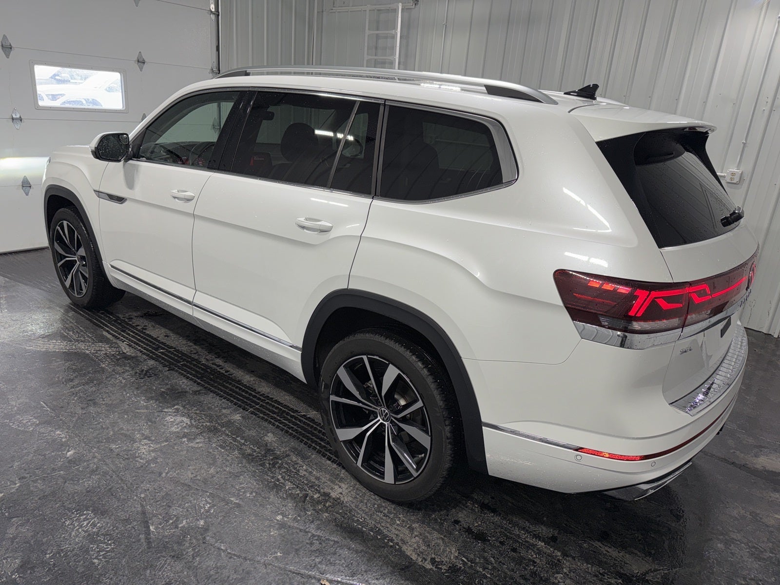 2025 Volkswagen Atlas 2.0T SEL Premium R-Line