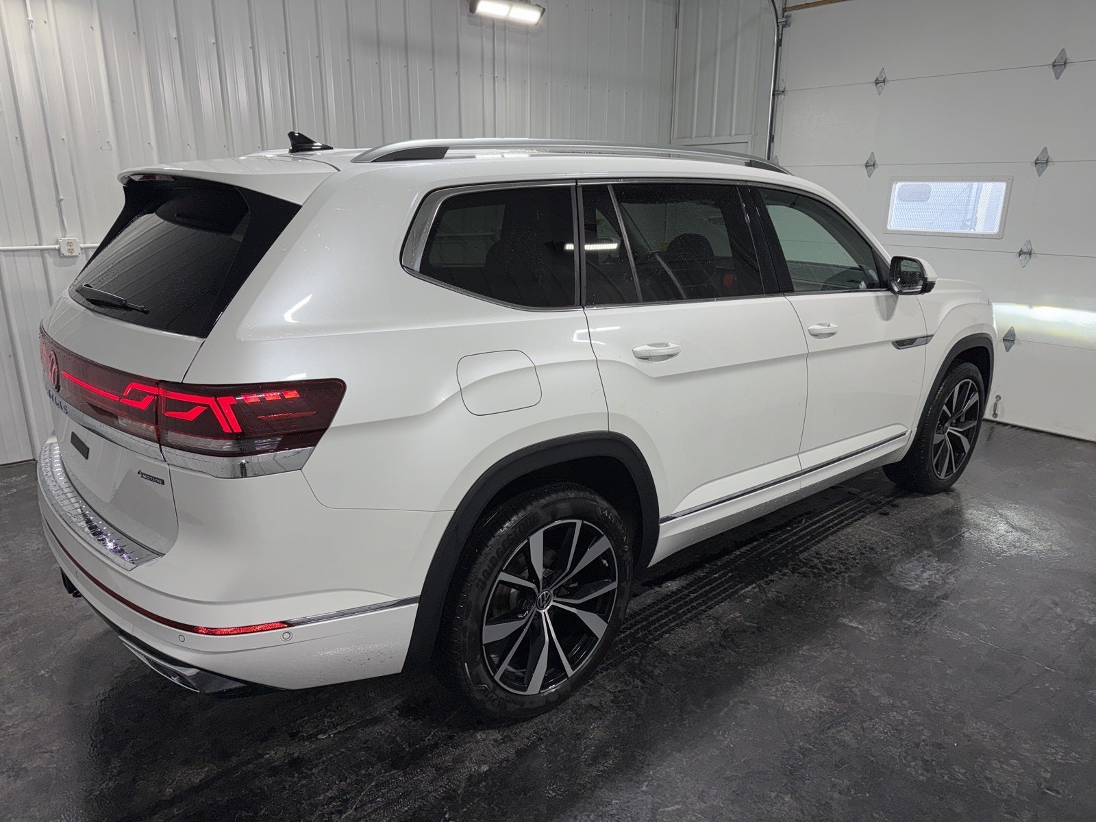 2025 Volkswagen Atlas 2.0T SEL Premium R-Line