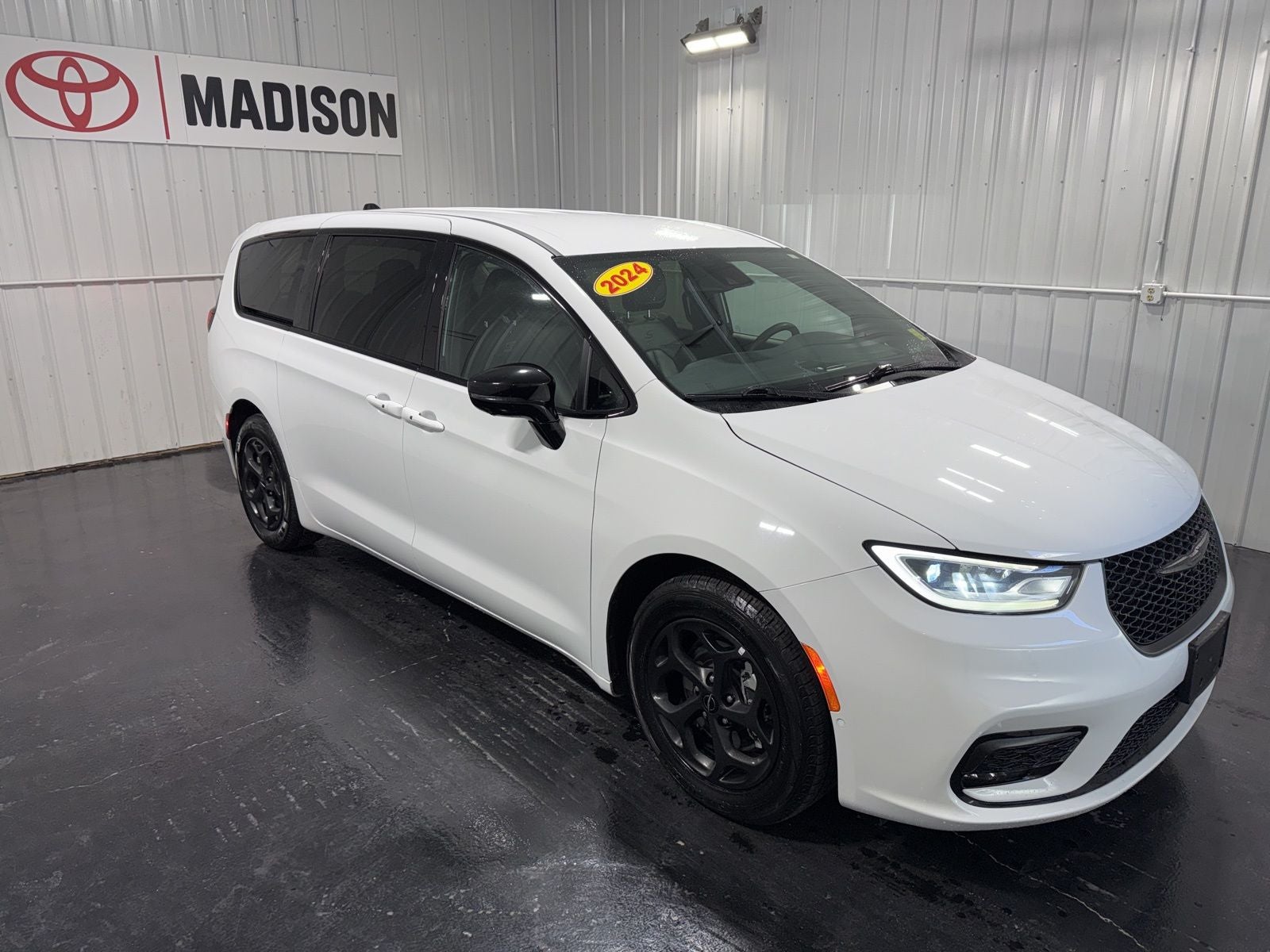 2024 Chrysler Pacifica Hybrid Select