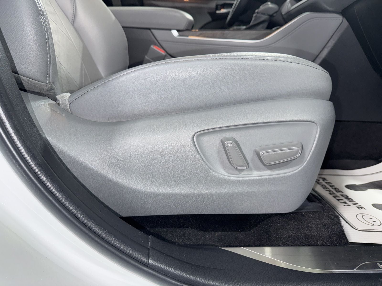 2023 Toyota Highlander Hybrid Platinum