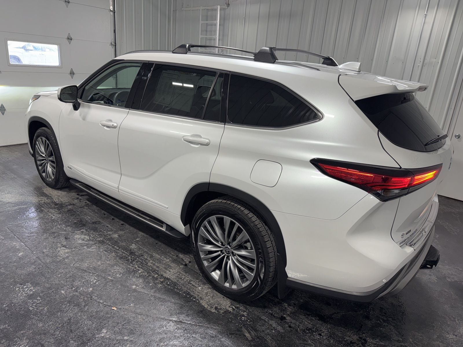 2023 Toyota Highlander Hybrid Platinum