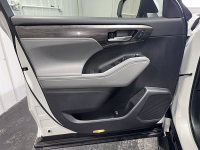 2023 Toyota Highlander Hybrid Platinum