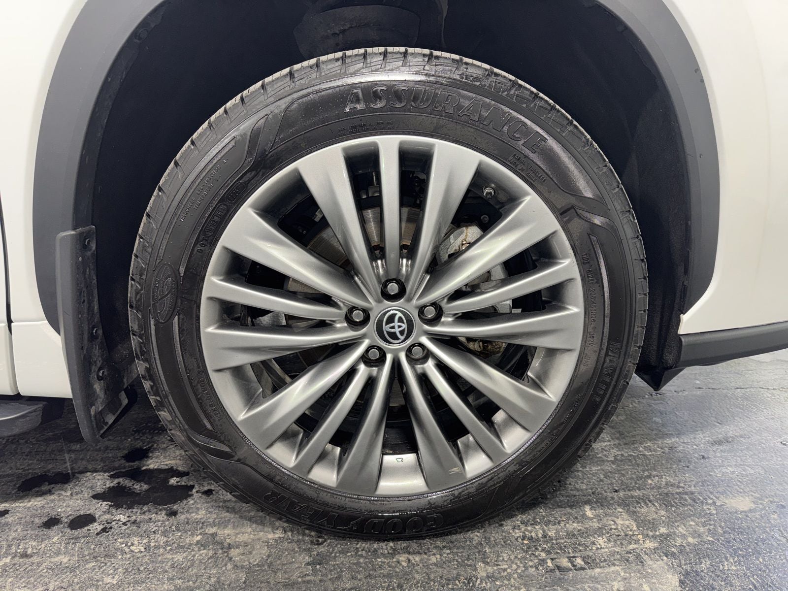 2023 Toyota Highlander Hybrid Platinum